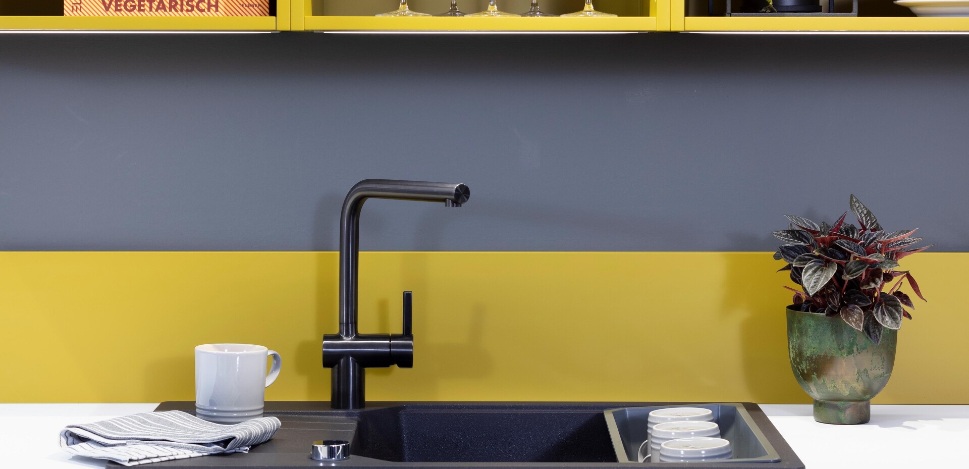 Die Zeiten langweiliger grauer Büroküchen sind längst vorbei.
Mit den passenden Farben und Oberflächen gestalten wir eine Küche, die zu Ihrem Unternehmen passt!